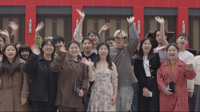 视频 | “金钟之星”孙麒麟走上成都街头 在指尖跃动的音符中与市民互动