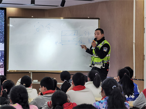 10丁龙杰警官向同学们科普交通安全知识.jpg