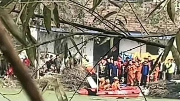 河南11岁辍学女孩送妹妹上学后投河身亡，父亲：继母没虐待