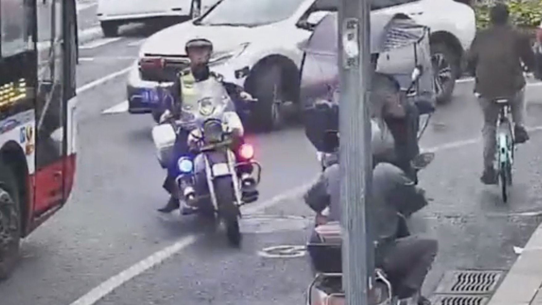 视频｜病人肿瘤术后大出血 成都交警逆行为其开道