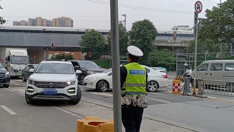 视频 | 一小时10余辆车被逮！成都交警整治违法掉头车辆