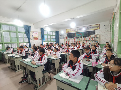 11.认真听课的同学们.jpg