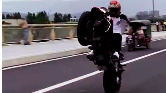 飙车男子炫车技 成都交警出重拳
