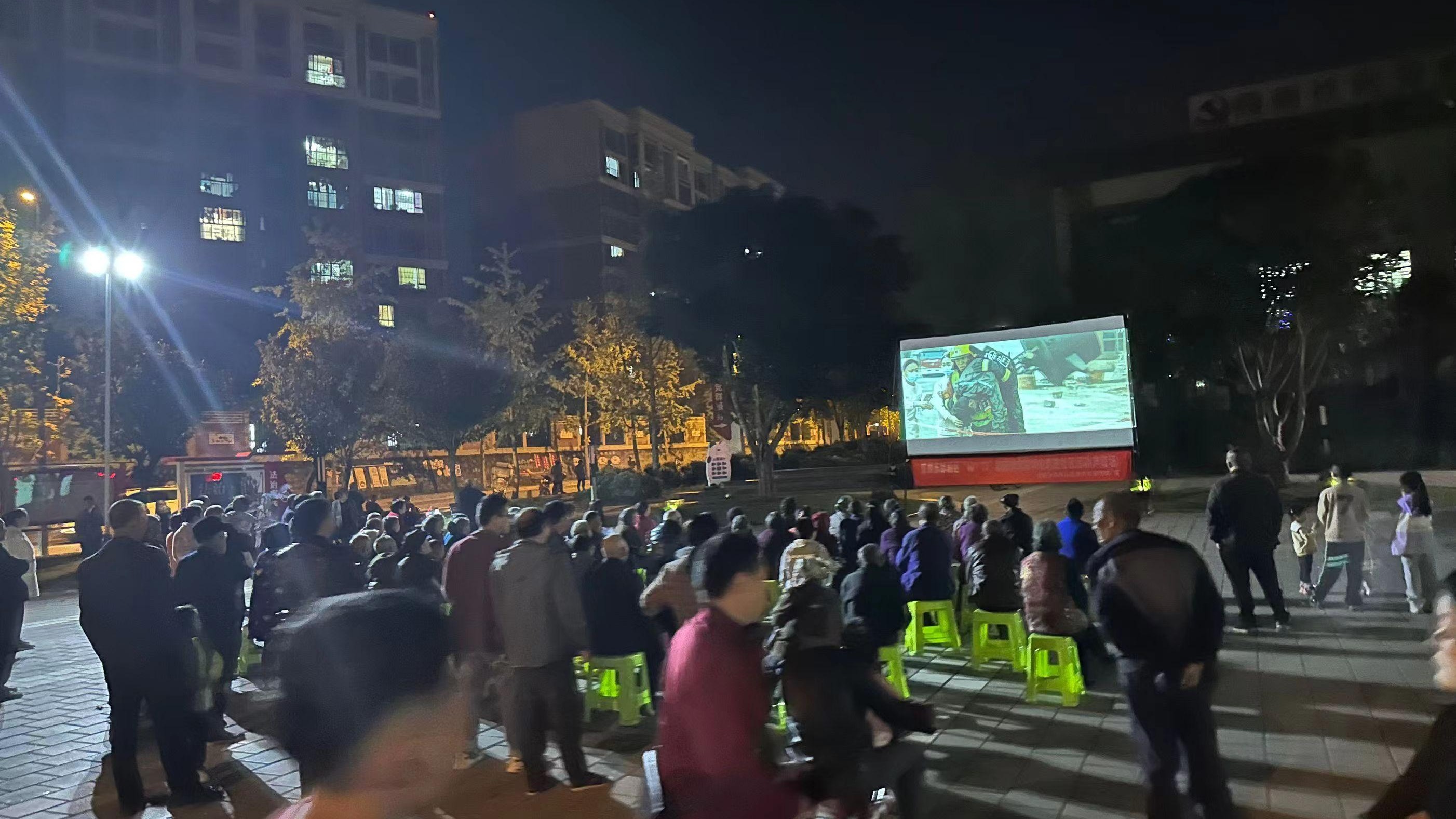 ​到成都的街头走一走 体验秋夜电影“新耍法”
