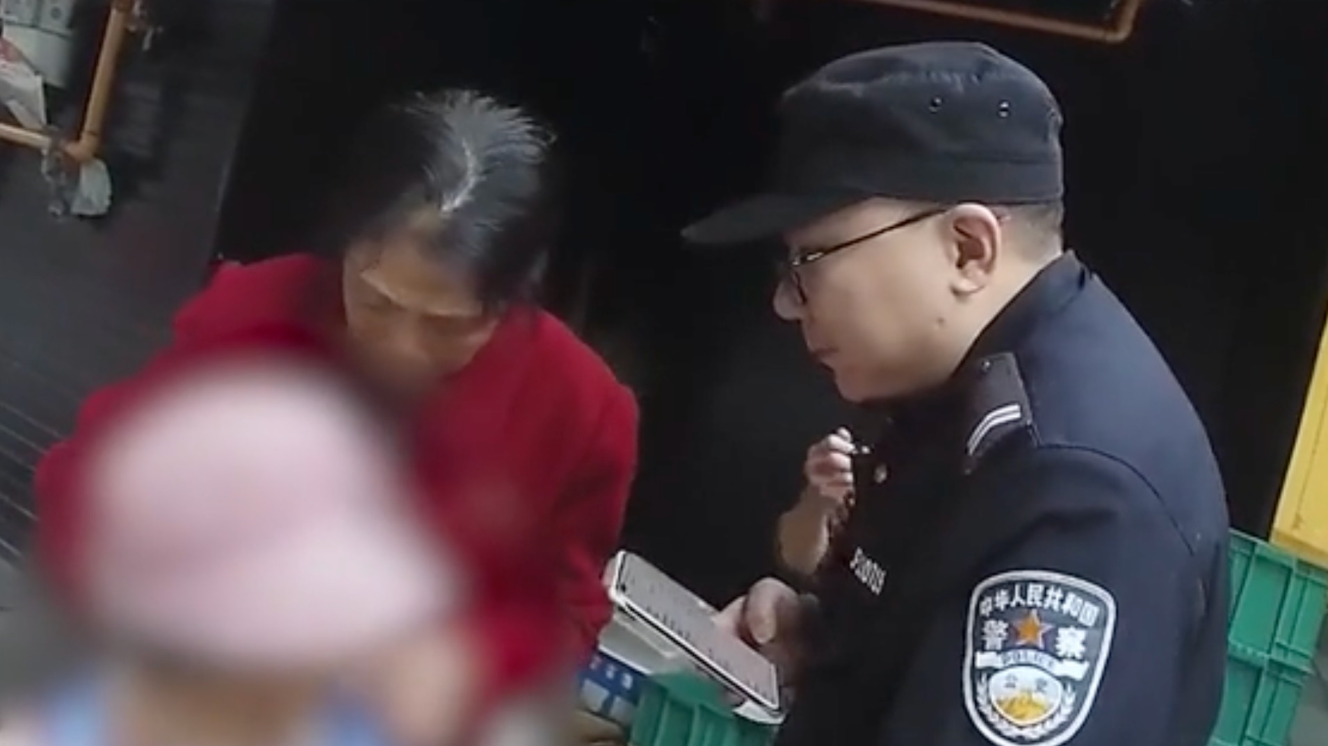 视频｜八旬老人上街迷路 成都民警暖心送回