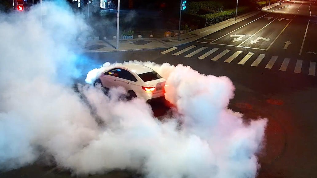 视频｜绿牌网约车飙车炸街？拘留！