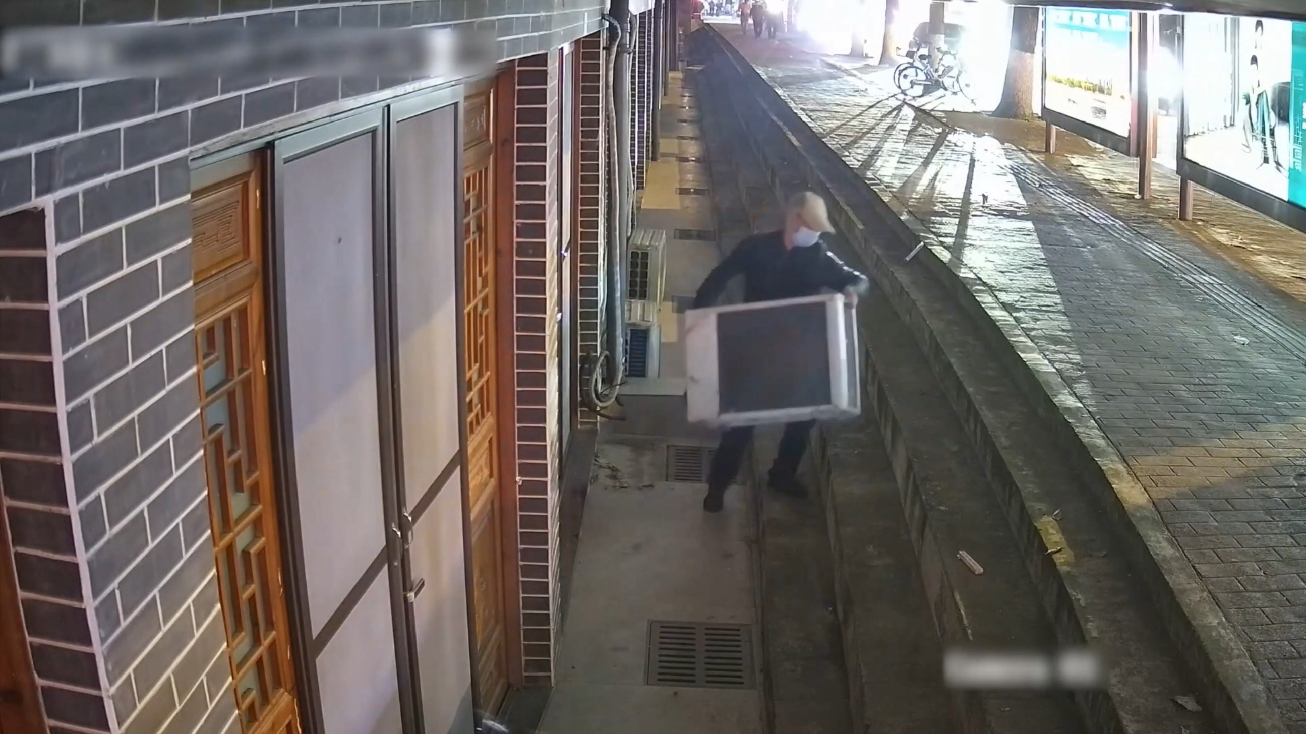 视频｜在市中心偷空调外机  “送分”小偷作案两小时就被成都公安抓获