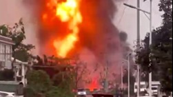 雅安境内一油罐车发生爆炸燃烧已致2人死亡 另有2名伤者紧急送医救治
