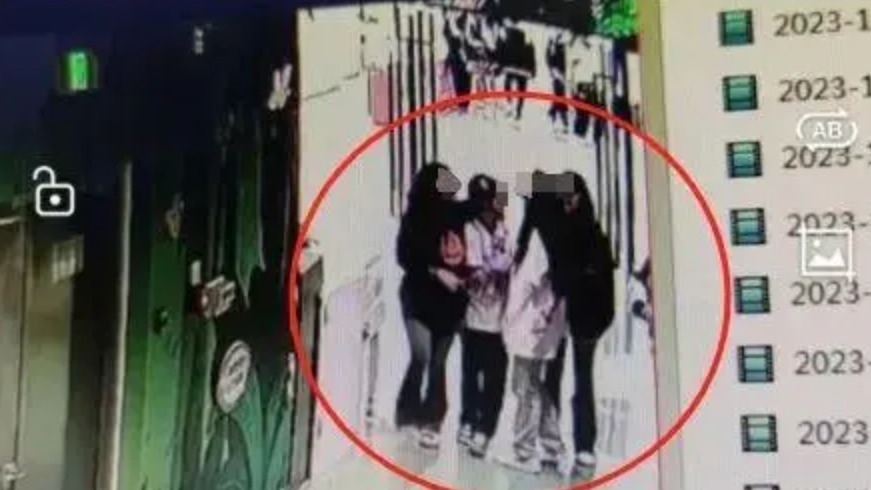 14岁女儿遭多人殴打！其父悬赏万元找线索，直播时却被“带走”？警方介入