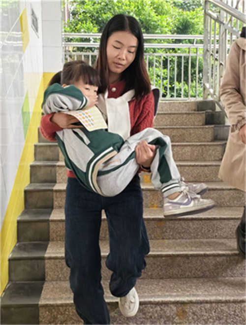 身体不便的孩子由老师背到楼下2.jpg