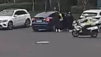视频｜暖心！家长送学病倒校门口  警民合力救助紧急送医