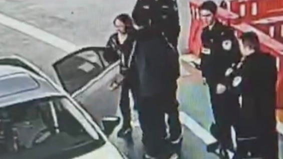 视频｜生病男子误入高速 成都民警暖心救助
