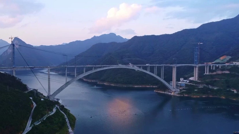 在建世界最大跨径拱桥——天峨龙滩特大桥主桥顺利贯通