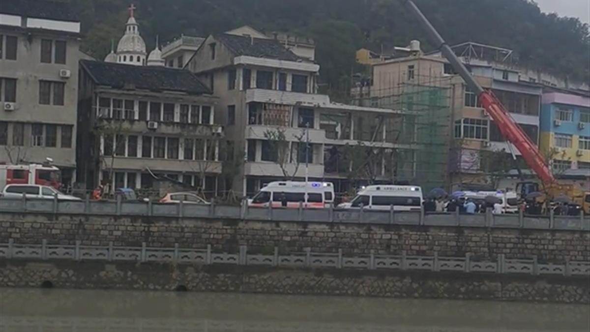 温州永嘉一楼房垮塌，疑有人员被困，官方：正在救援和调查