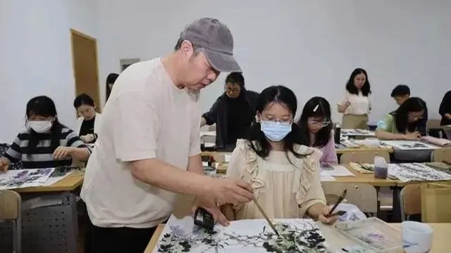 白天上班、晚上上学 这届年轻人真的“忙”！