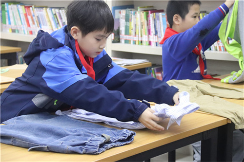 叠衣服.JPG
