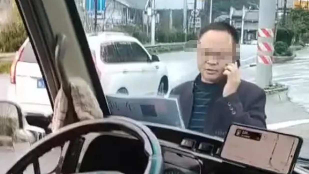 湖南凤凰通报“国企领导别车逼停旅游客车”：予以治安处罚