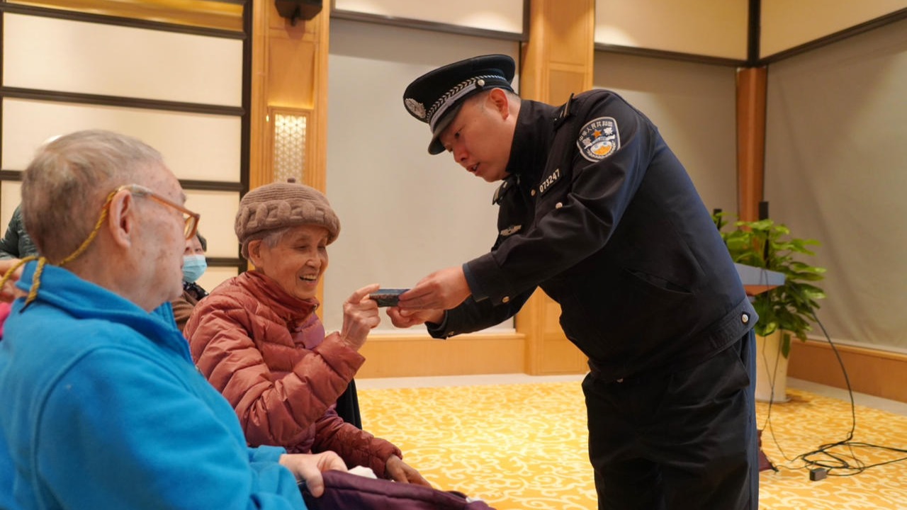 靠前服务 成都温江民警为40多名老人解决出行问题