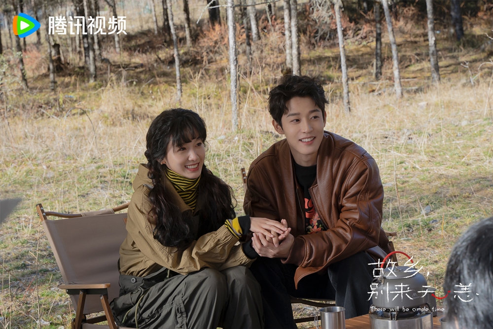 4、王子璇饰董家希与尹乐挽手相聚.jpg