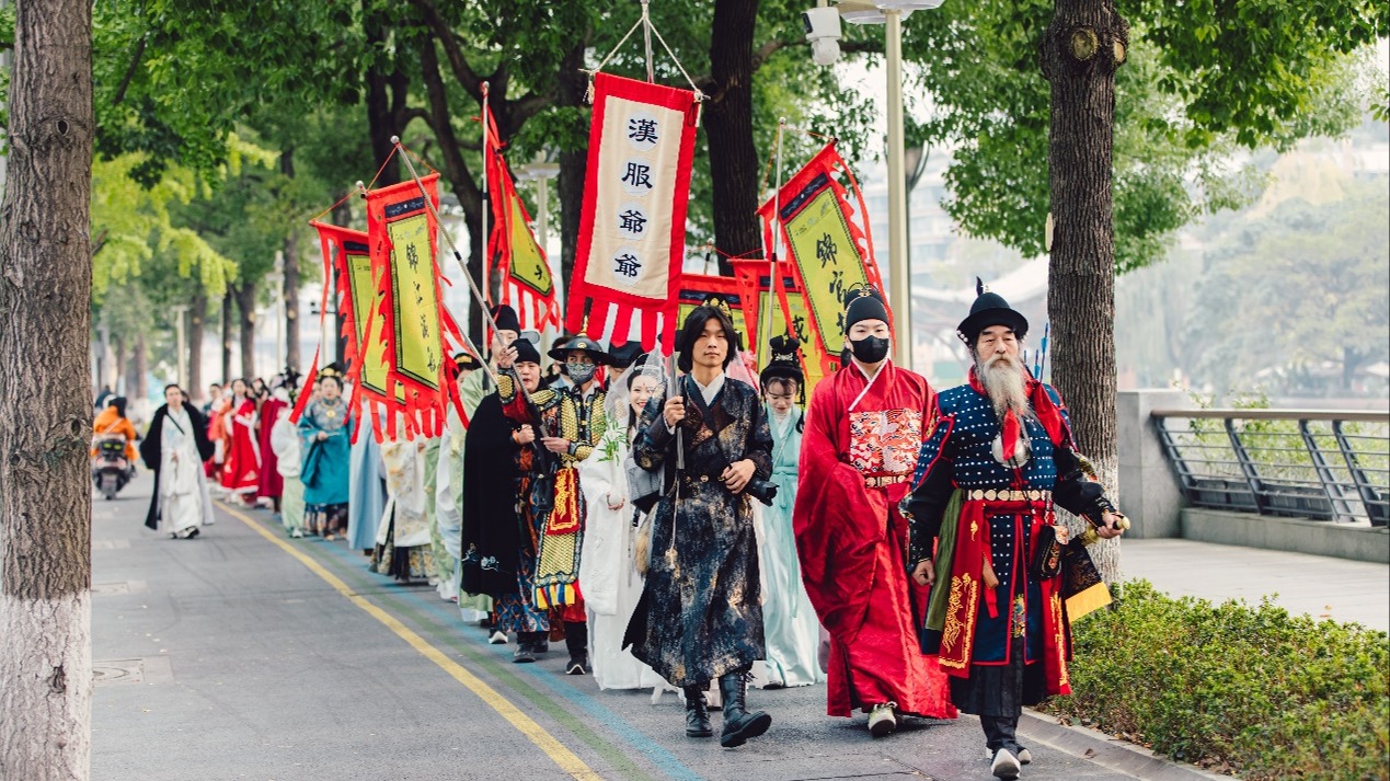 视频｜汉服出行日将至 锦江之畔开启初冬“最美汉服秀”