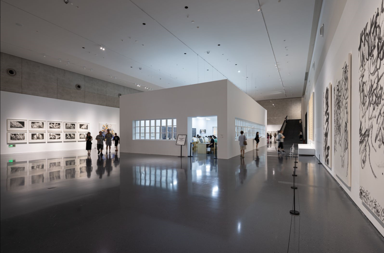 观展观众(1).png