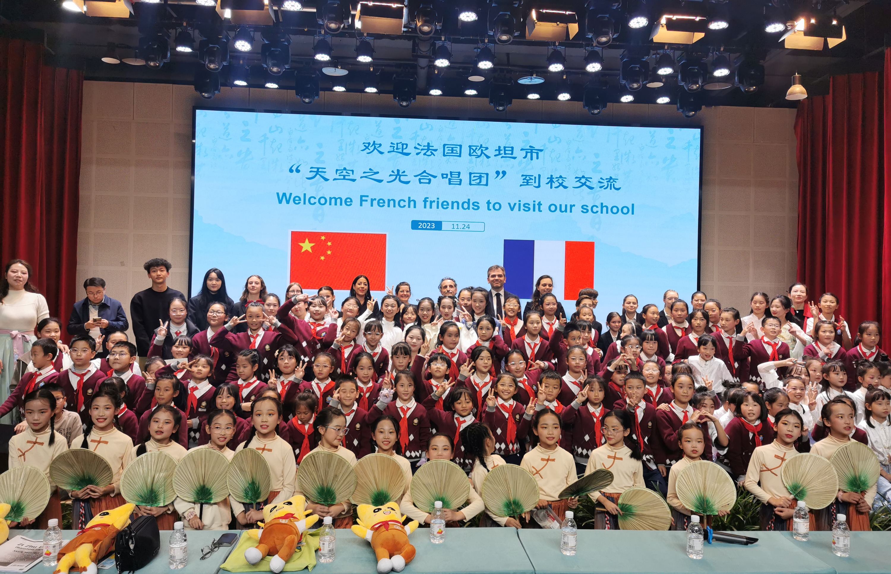 Lumina Coeli from the French City Autun Visits Wenjiang, Highlighting Musical Friendship between the Two Places法国欧坦市“天空之光童声合唱团”来温，音乐传递两地友谊