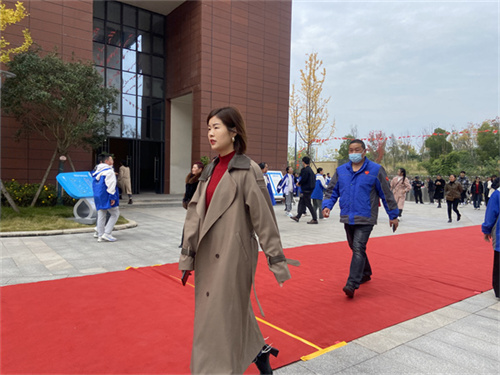 家长进入学校.jpg
