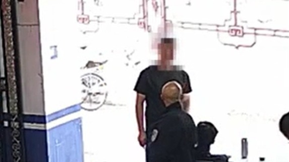 视频 | 男子不知自己是“网逃”人员 到派出所咨询业务被现场抓获
