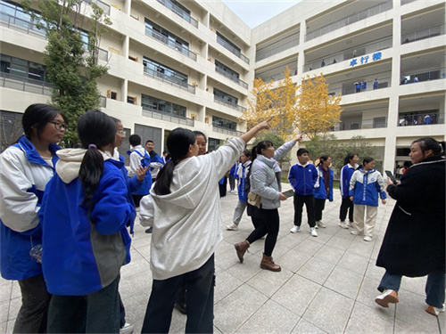 学生为家长指路.jpg
