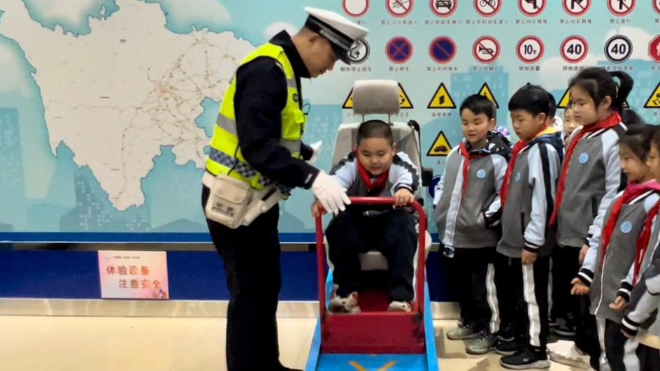 “122”来啦！成都交警进校园，开展沉浸式交通安全情景课堂