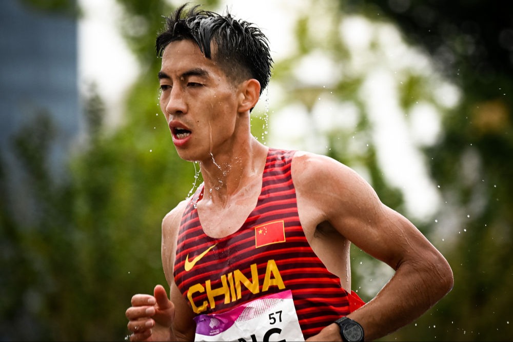 2小时07分09秒！杨绍辉打破中国马拉松纪录