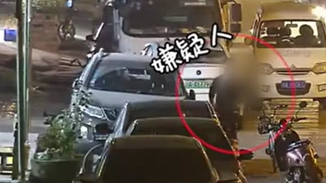 视频 | 两男子当街发“小黄卡”  被下班辅警逮个正着