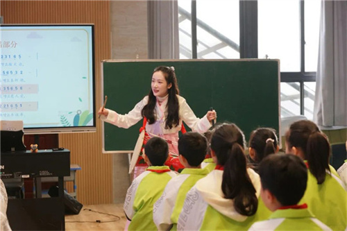 棠湖小学罗雯佳老师.jpg