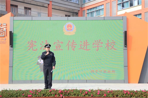 学校法治副校长、洞子口派出所陈所长宣讲照片1.jpg