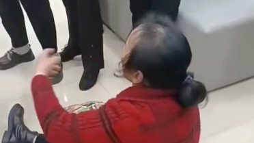 女子30万存款被转成理财，取不出钱坐地痛哭？农行通报：暂不能赎回