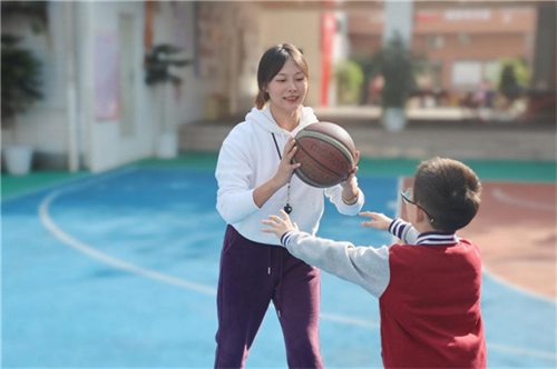 罗桂美老师执教《篮球传接球》.jpg