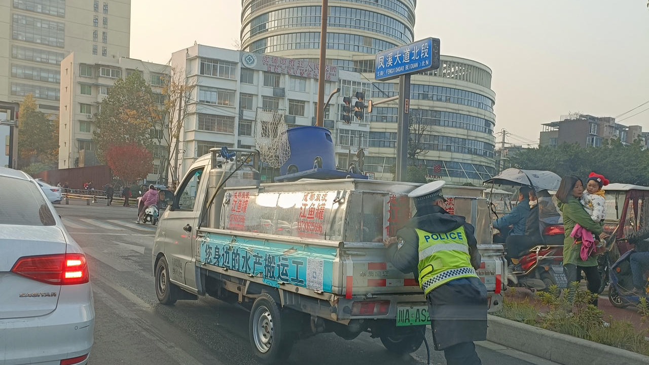 成都冬日暖阳下的这一幕 真实再现警民“鱼水情”