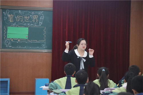 吴红菲老师执教《笔的世界》.jpg