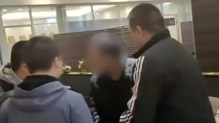 老赖欠16万哭穷喜提新车时被抓获：穿戴名牌，手里数十万现金