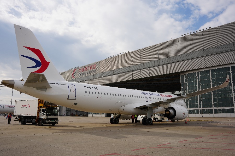 第三架C919大型客机交付东航
