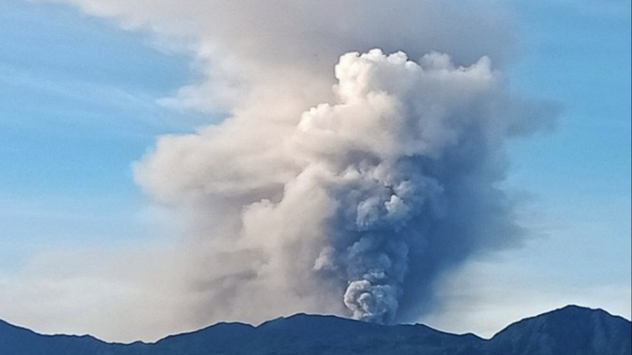 印尼杜科诺火山喷发 火山灰柱达1200米