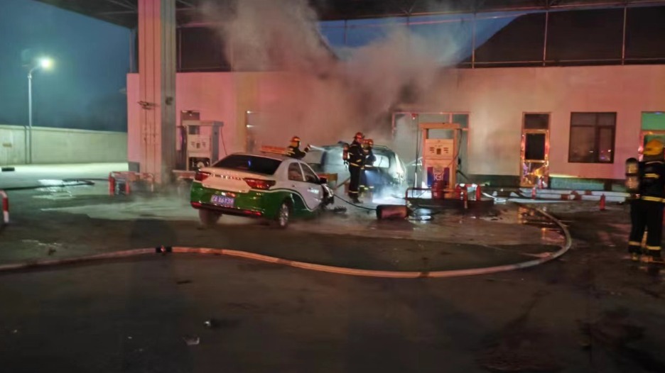 辽宁沈阳一车辆加气过程中发生爆燃 致2人死亡6人受伤