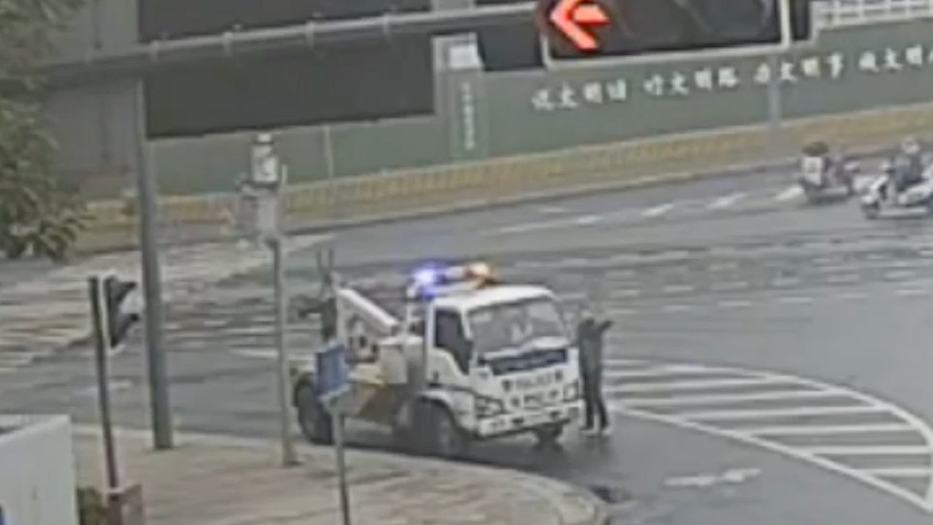 视频｜12岁女孩迷路 成都交警暖心送回