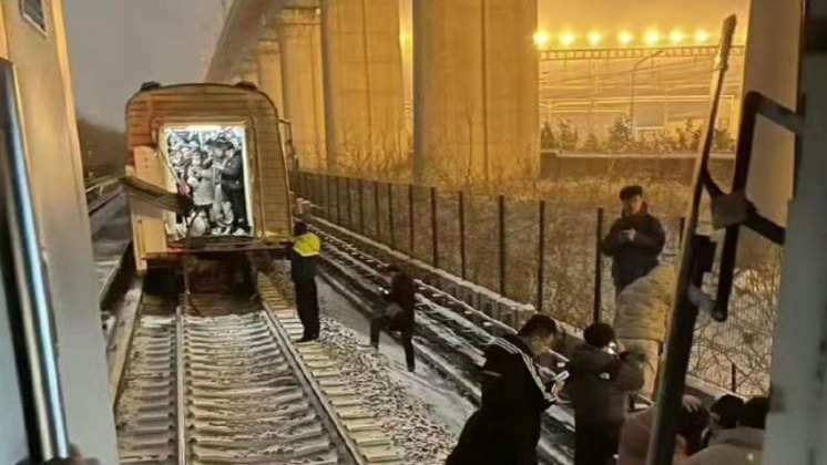 突发！北京地铁昌平线发生故障，全线停运，有乘客受伤