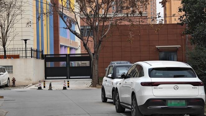陕西咸阳一公租房小区被爆“豪车”林立 记者采访被骂“滚出去”