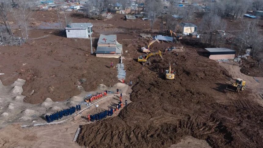 青海两村被淤泥包围，20人失联，由地震引发的砂涌现象很罕见
