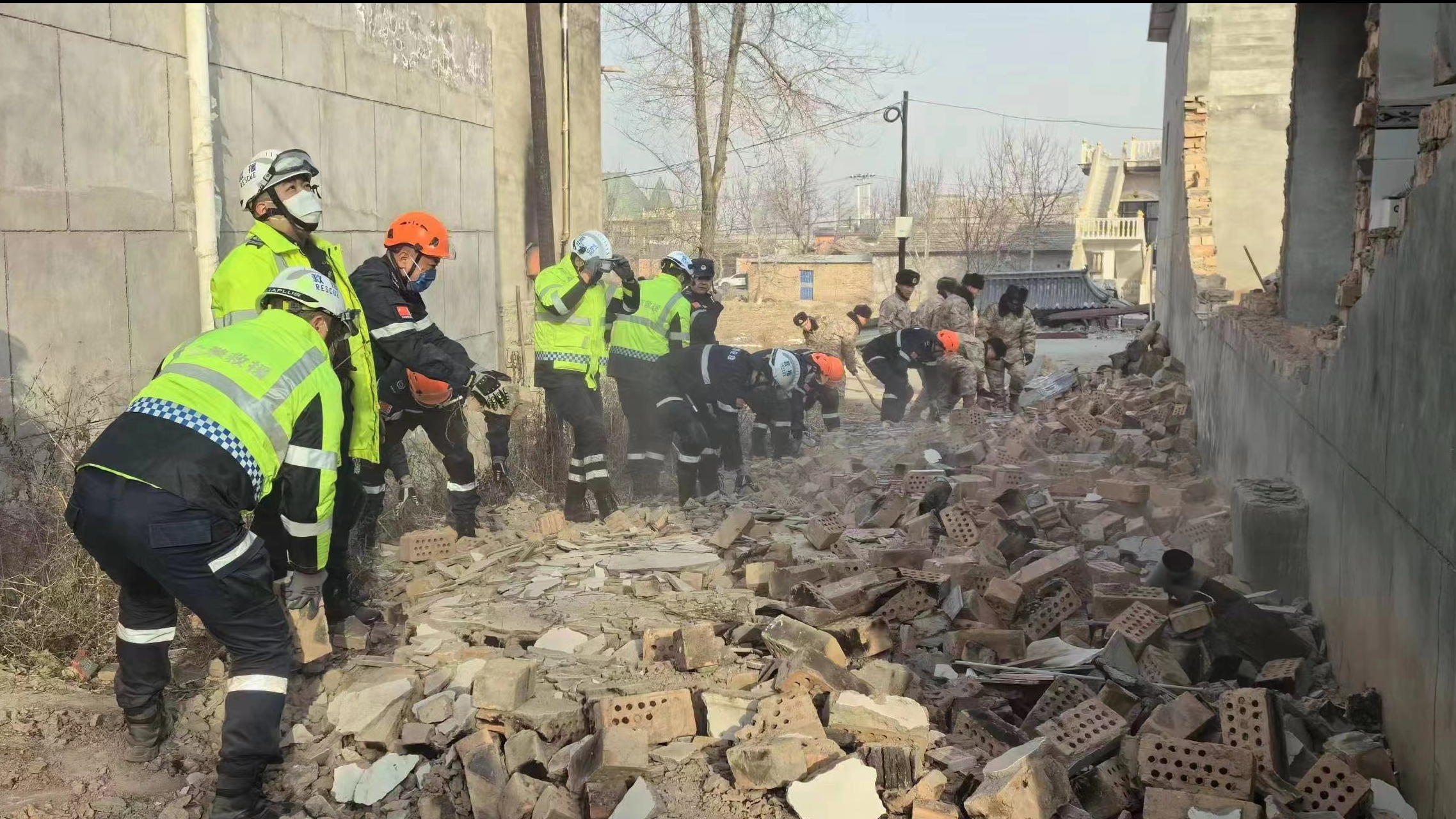 紧急调配救灾物资装备 四川应急力量快速响应​驰援震区
