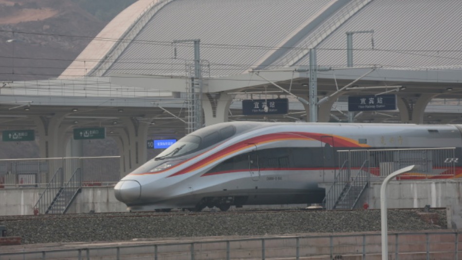 穿机场渡长江 成宜高铁正式通车 沿途科技与美景同在