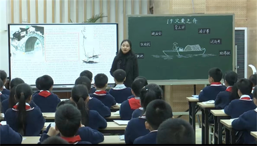 伍晓芹执教《父爱之舟》照片.png