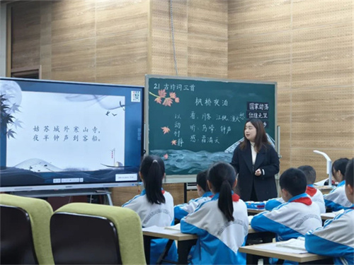 蒋欢执教《枫桥夜泊》照片.jpg